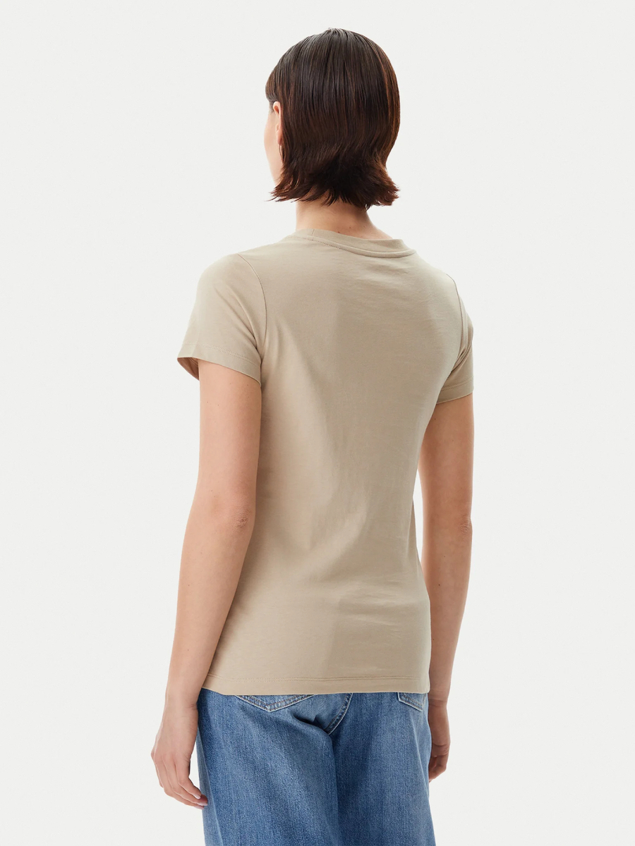detail Calvin Klein dámske béžové tričko