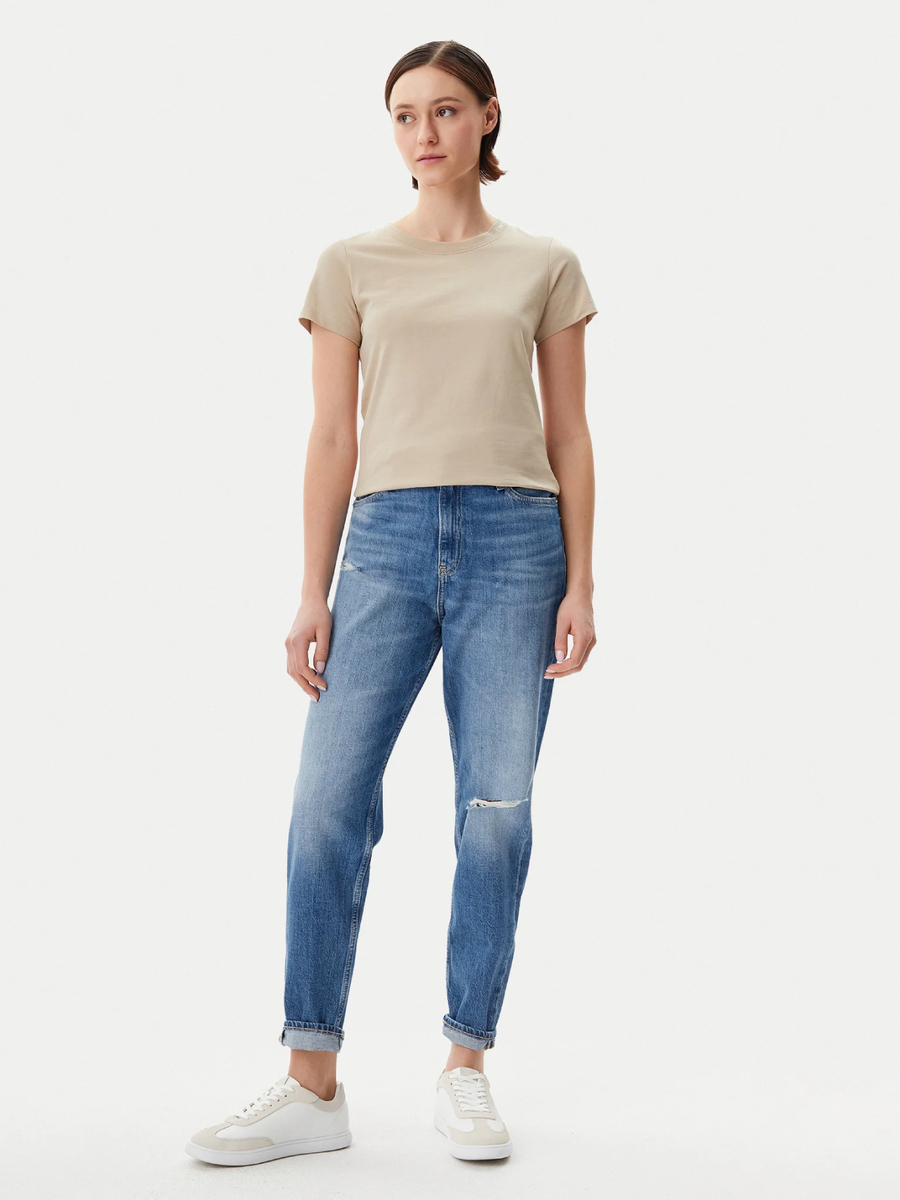 detail Calvin Klein dámske béžové tričko