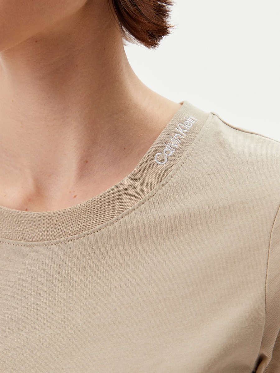 detail Calvin Klein dámske béžové tričko