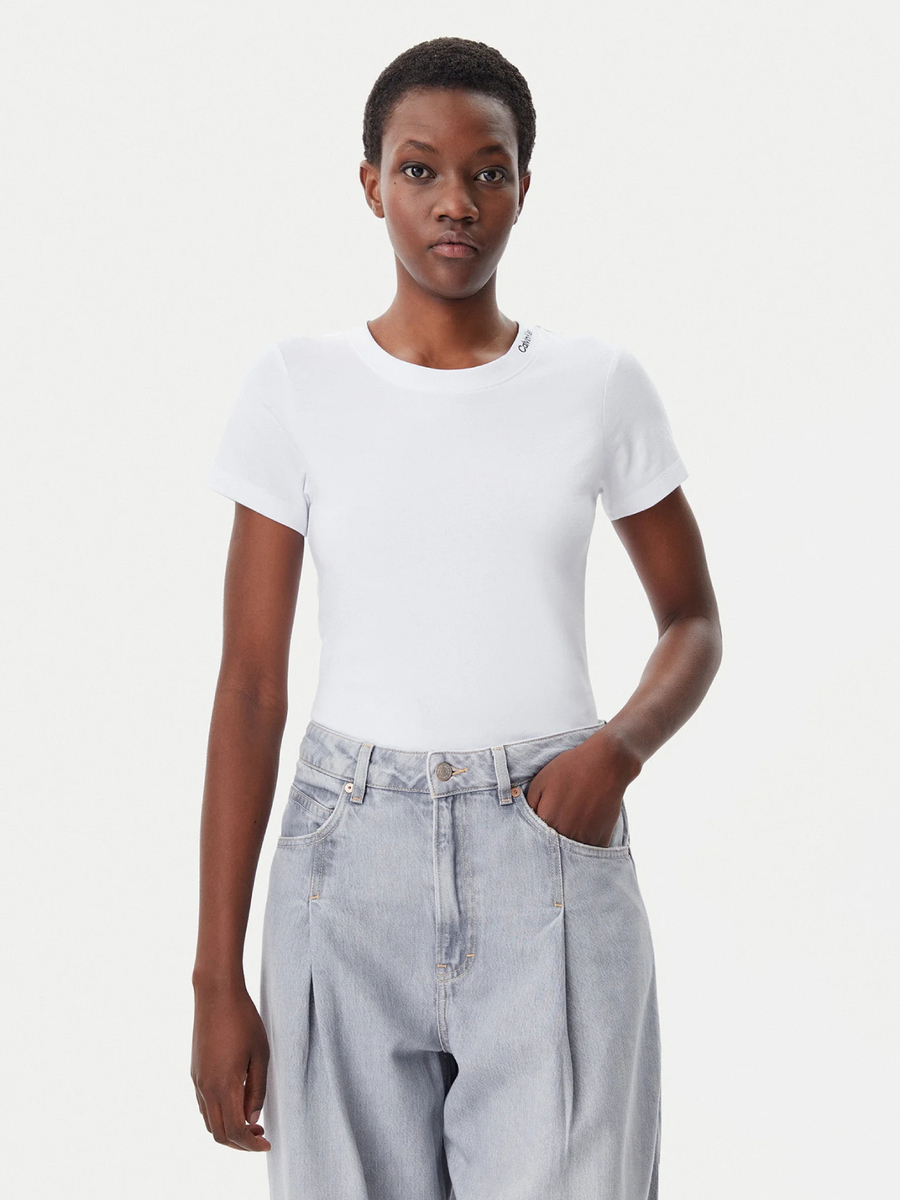detail Calvin Klein dámske biele tričko