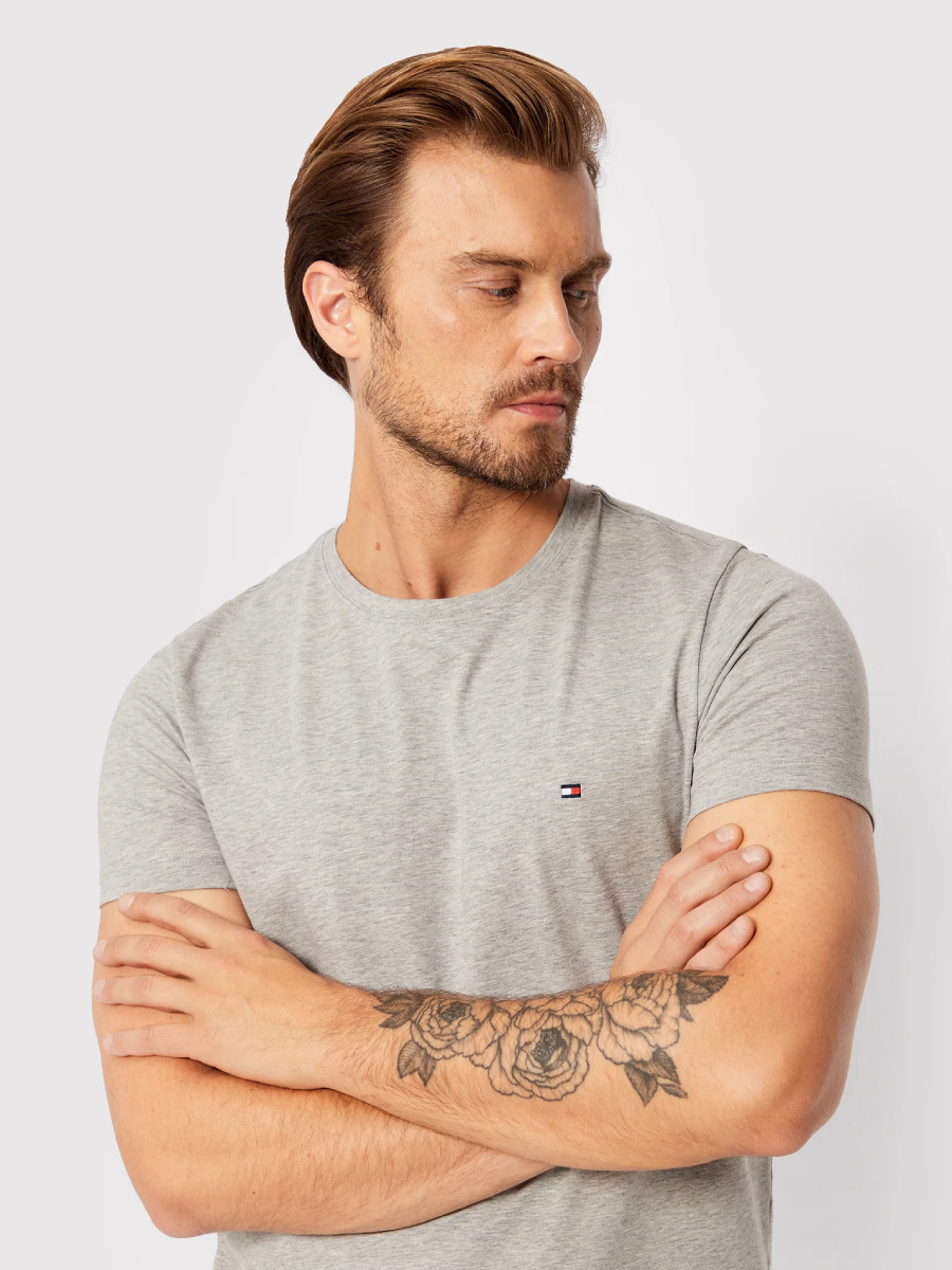 detail Tommy Hilfiger pánske šedé tričko 