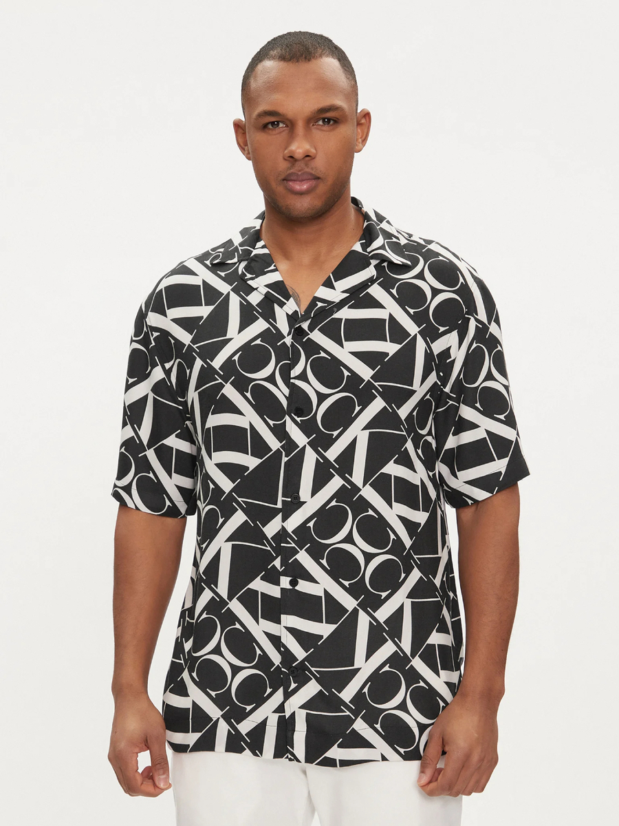 detail Calvin Klein pánska čiernobiela košeľa