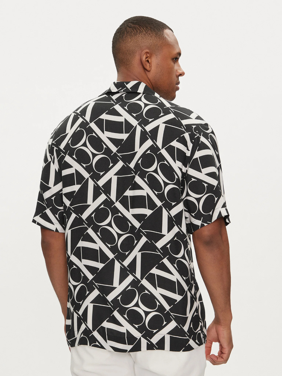 detail Calvin Klein pánska čiernobiela košeľa