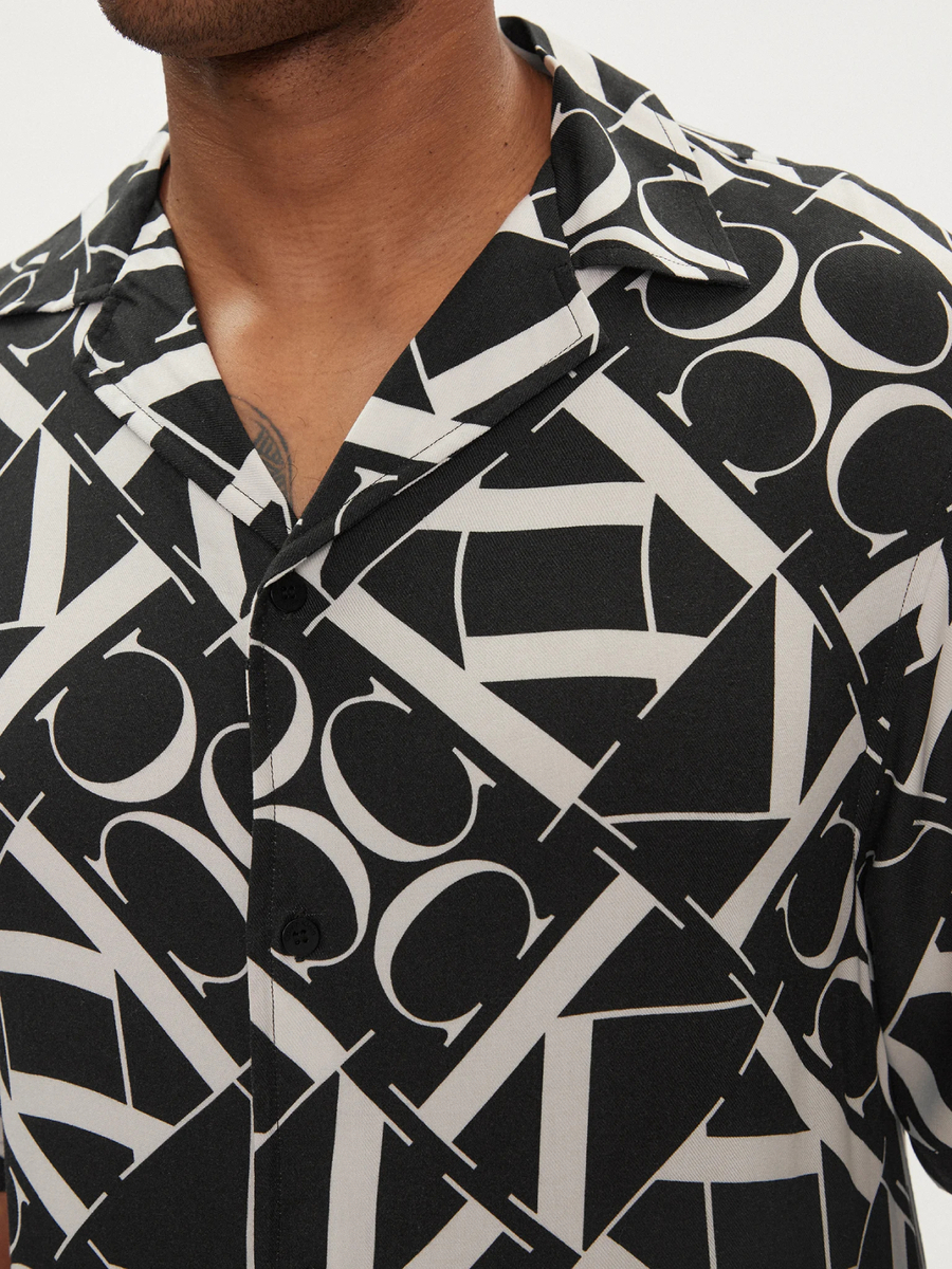 detail Calvin Klein pánska čiernobiela košeľa