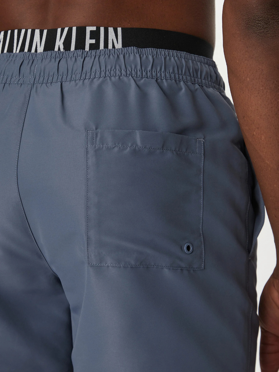 detail Calvin Klein pánske šedé plavky