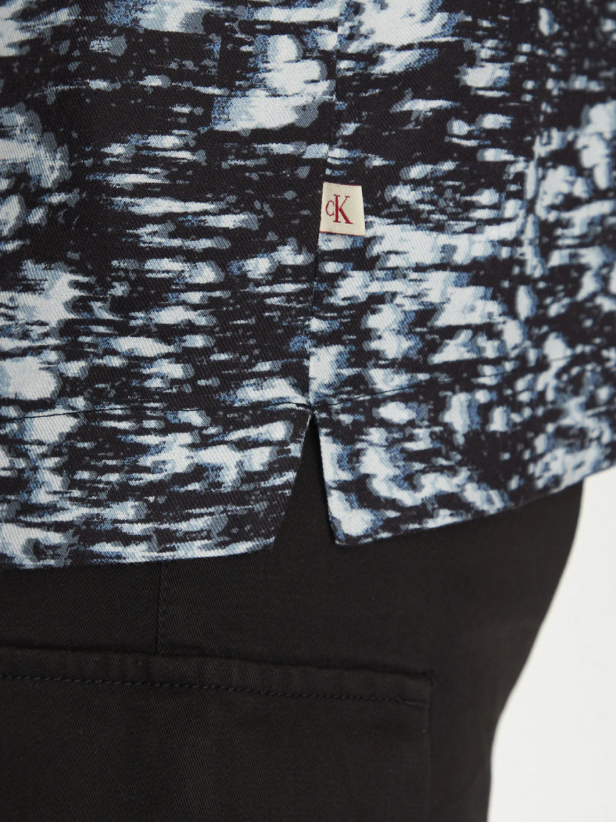 detail Calvin Klein pánska modročierna košeľa