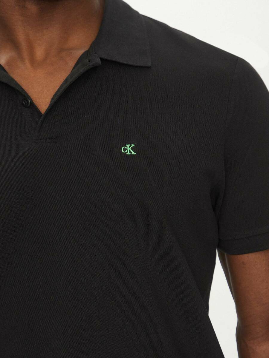 detail Calvin Klein pánske čierne polo tričko