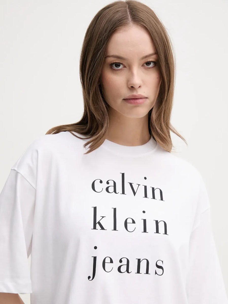 detail Calvin Klein dámske biele tričko