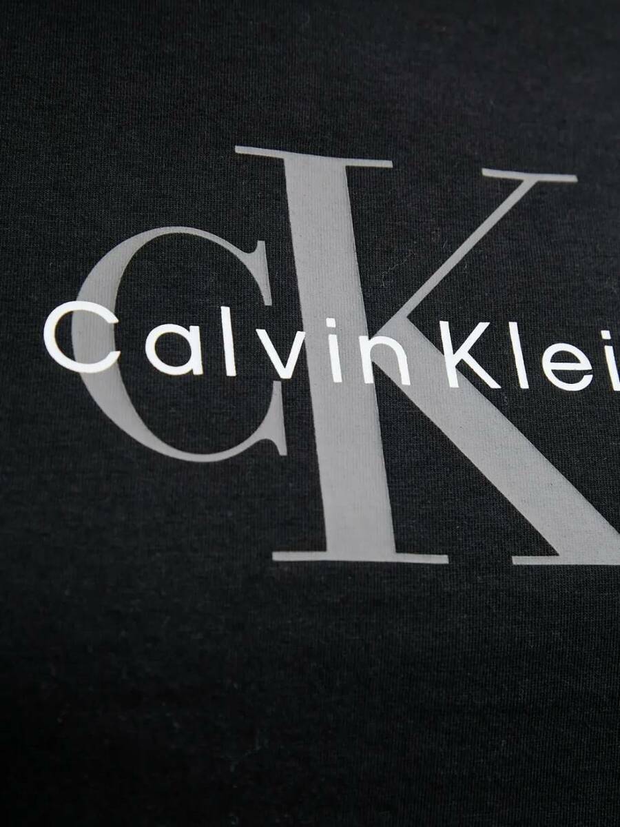 detail Calvin Klein dámske čierne tričko