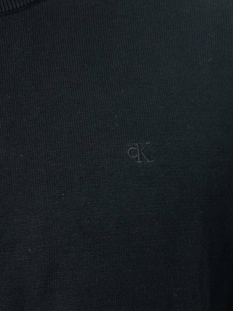 detail Calvin Klein pánsky čierny sveter