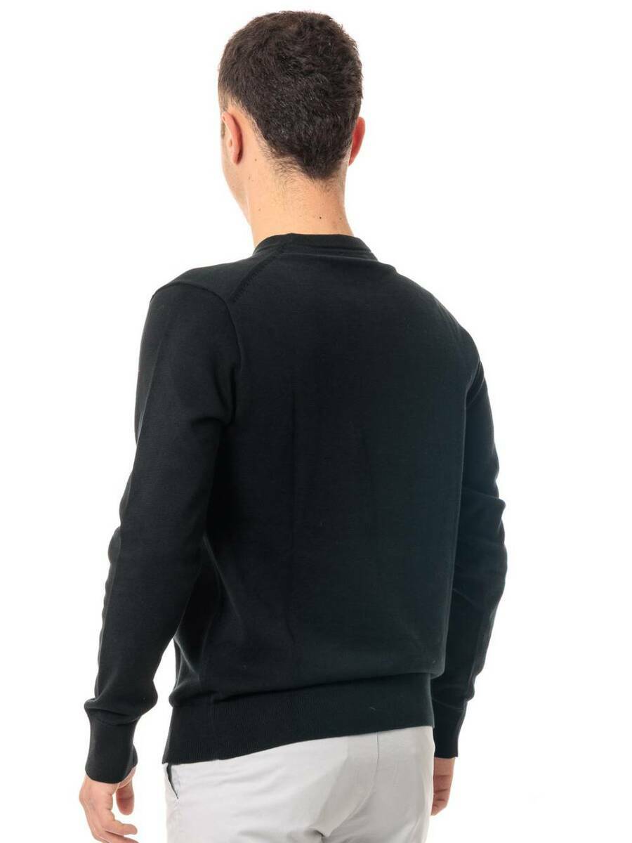 detail Calvin Klein pánsky čierny sveter