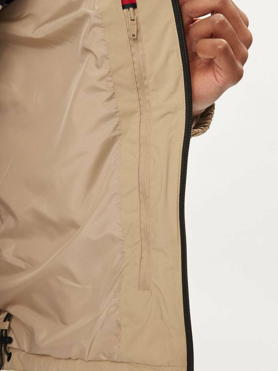 detail Tommy Hilfiger pánska béžová bunda Portland