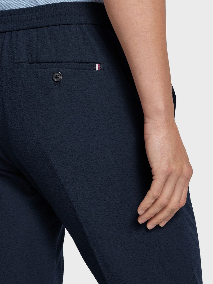 detail Tommy Hilfiger pánske tmavo modré nohavice