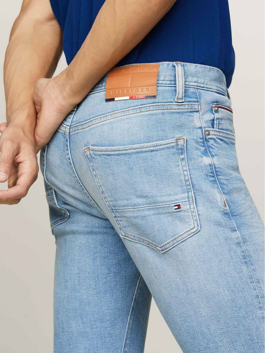 detail Tommy Hilfiger pánske svetlo modré džínsy Bleecker