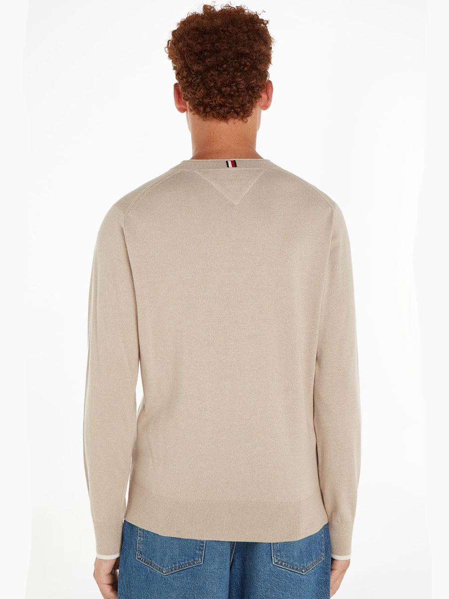 detail Tommy Hilfiger pánsky béžový sveter