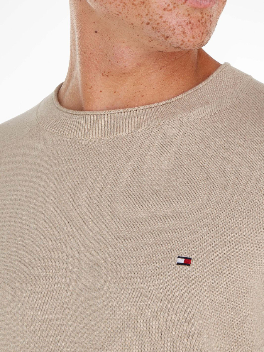 detail Tommy Hilfiger pánsky béžový sveter