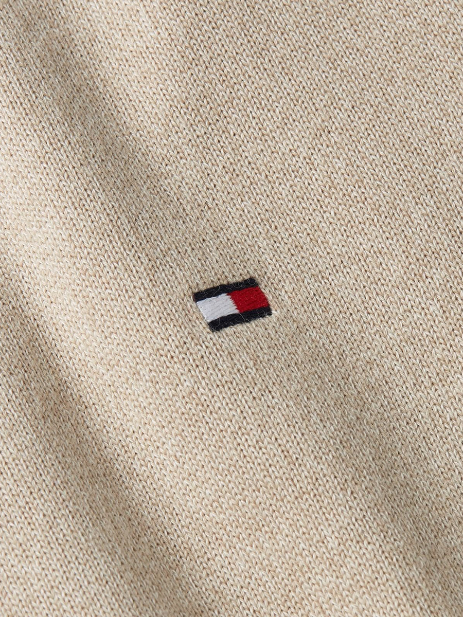 detail Tommy Hilfiger pánsky béžový sveter