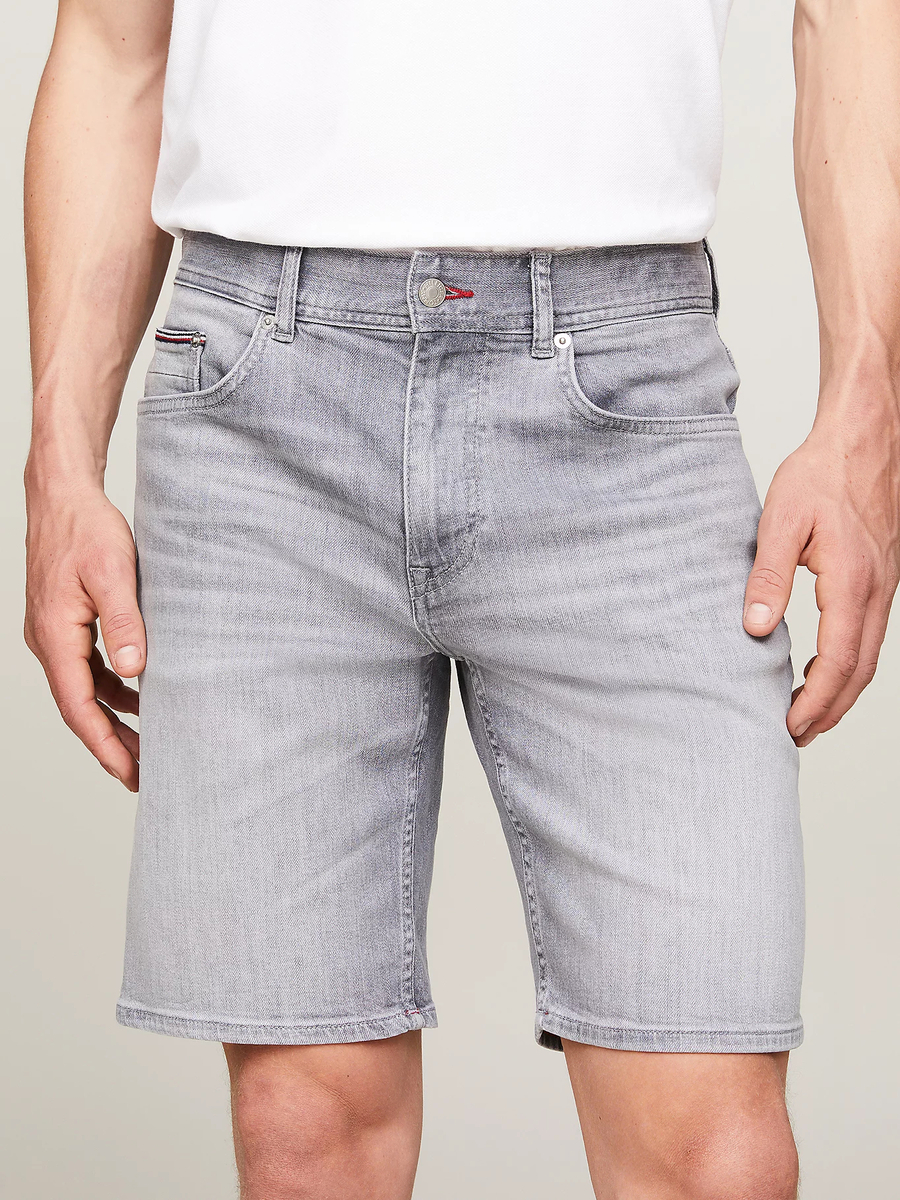 detail Tommy Hilfiger pánske šedé šortky