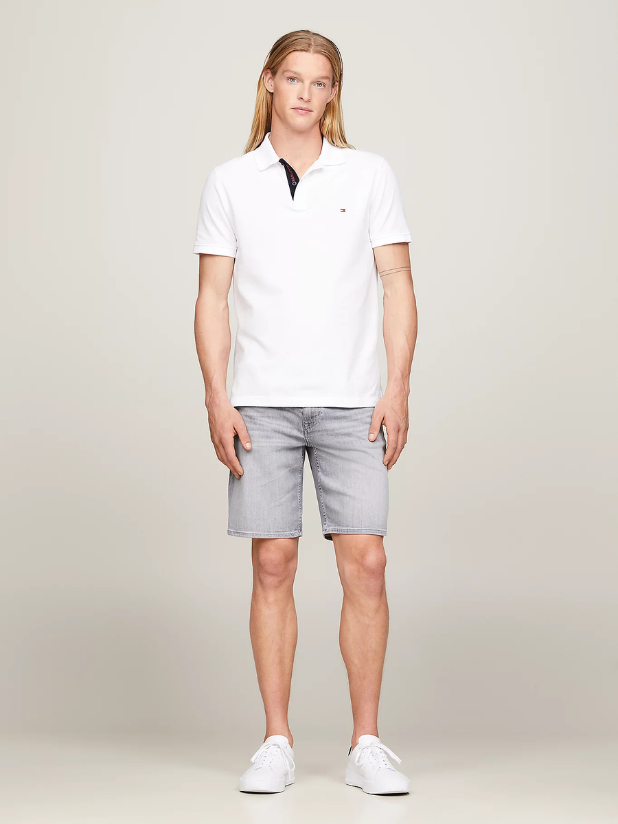 detail Tommy Hilfiger pánske šedé šortky