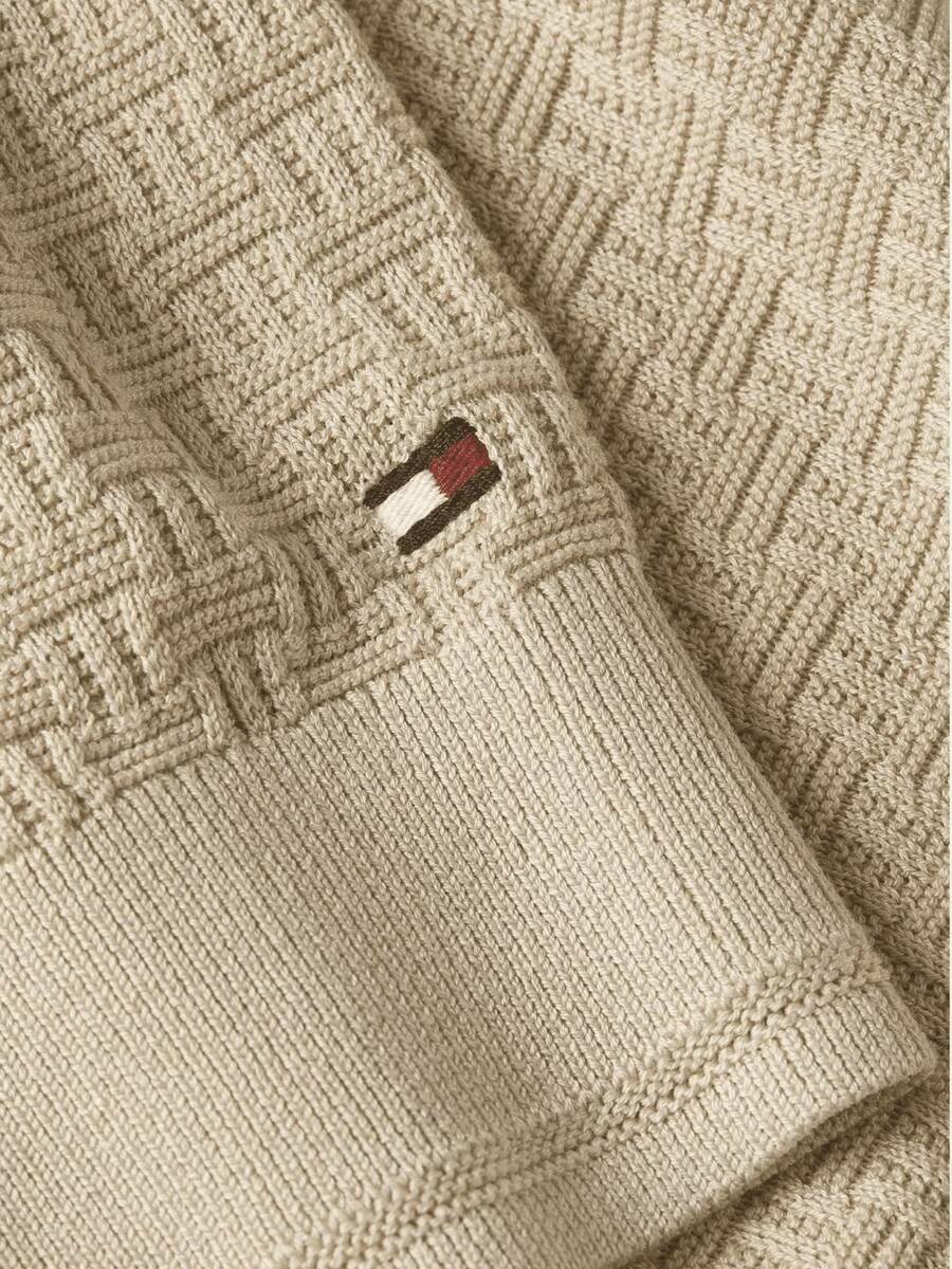 detail Tommy Hilfiger pánsky béžový sveter