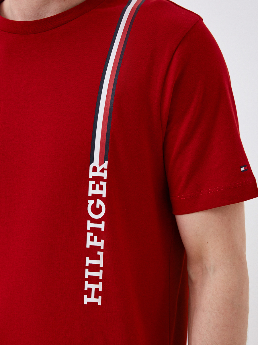 detail Tommy Hilfiger pánske červené tričko