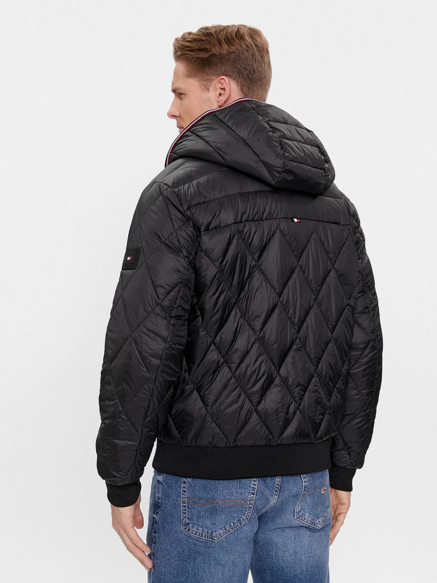 detail Tommy Hilfiger pánska čierna bunda