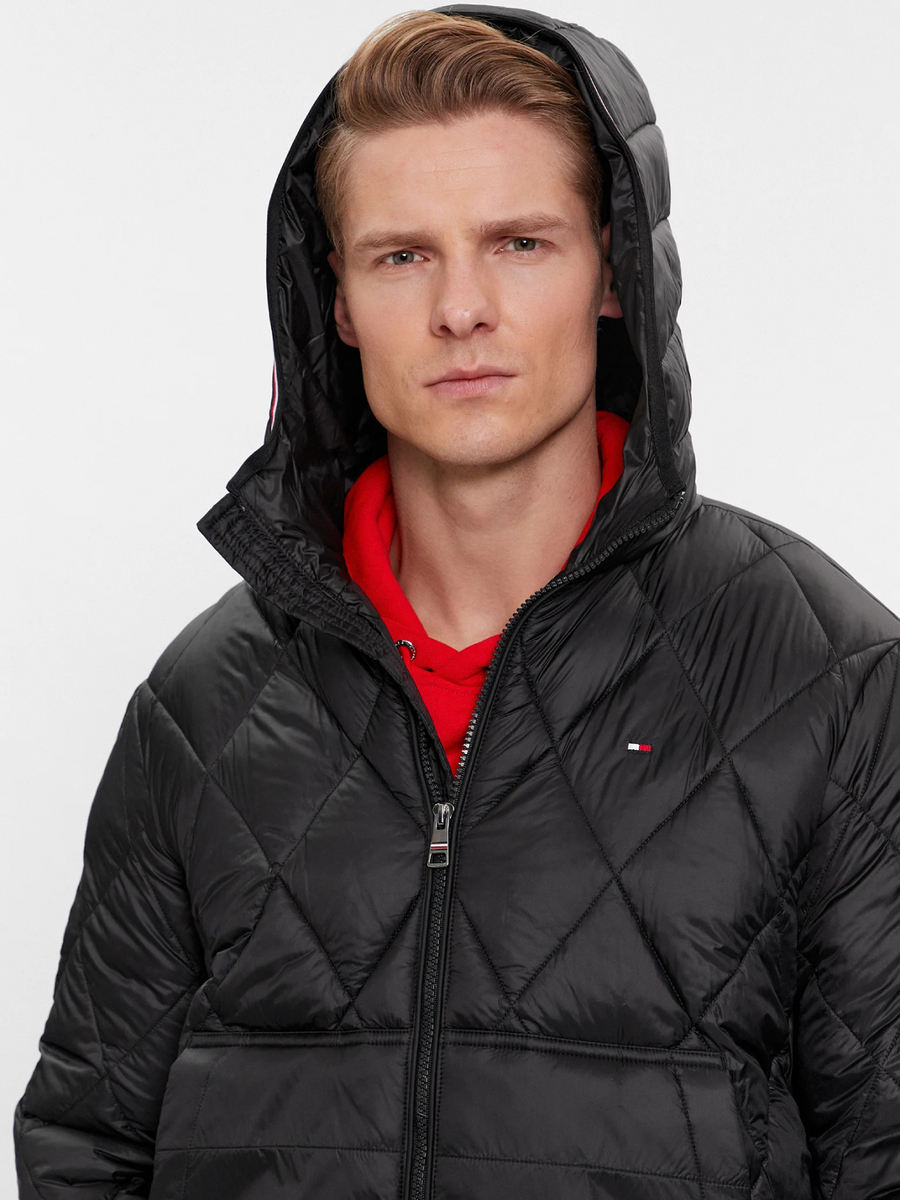 detail Tommy Hilfiger pánska čierna bunda