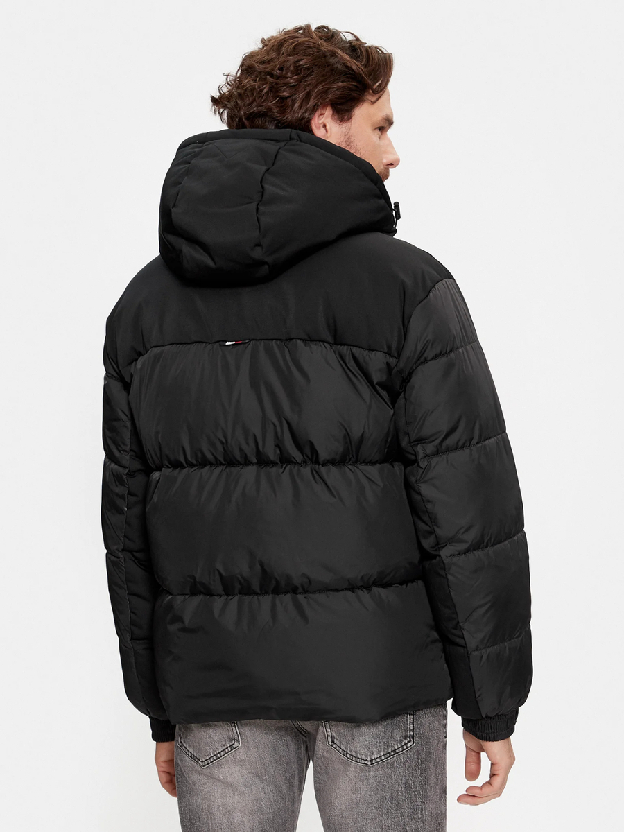 detail Tommy Hilfiger pánska čierna bunda