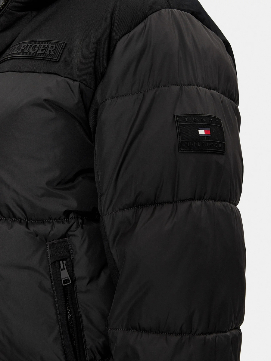 detail Tommy Hilfiger pánska čierna bunda