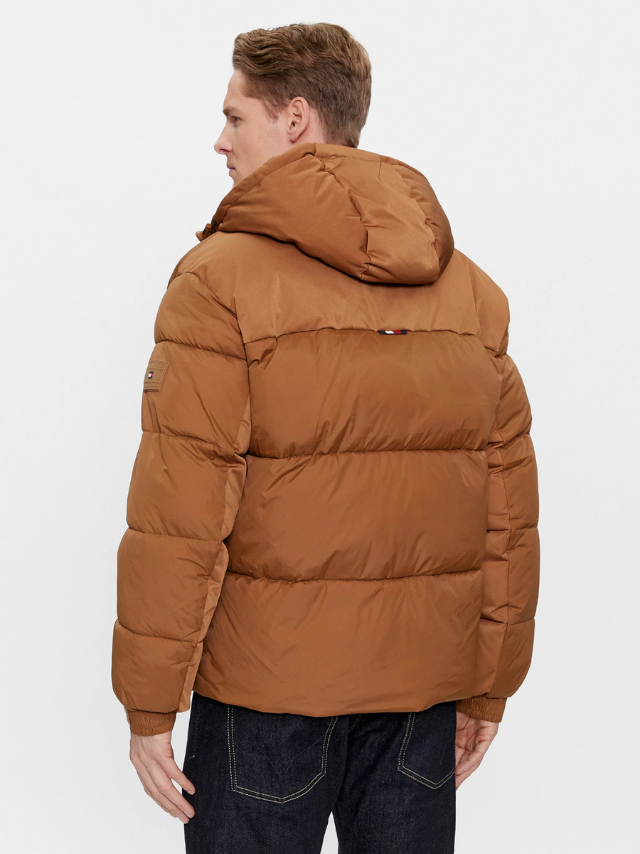 detail Tommy Hilfiger pánska hnedá bunda
