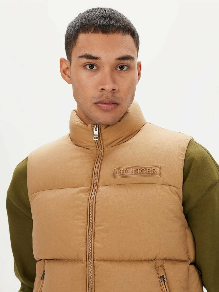 detail Tommy Hilfiger pánska béžová vesta