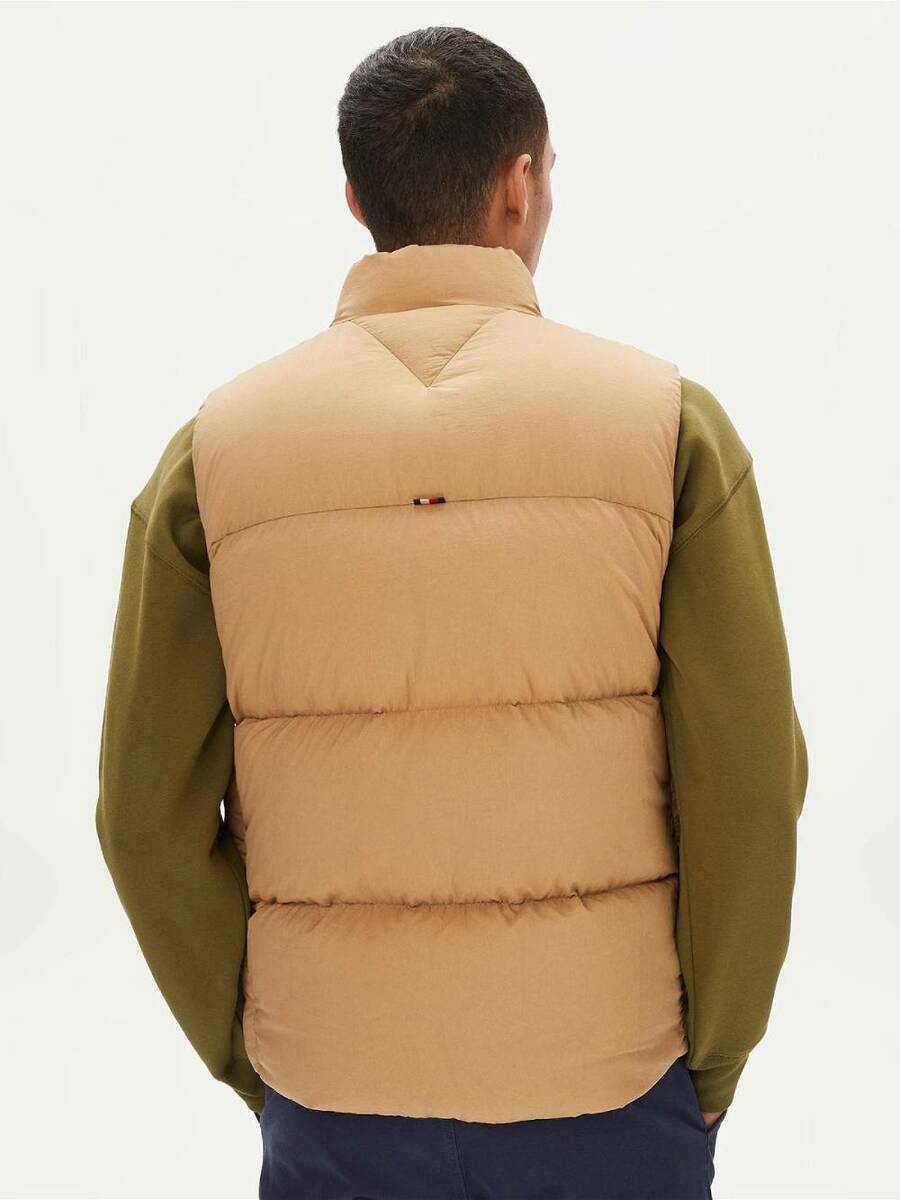 detail Tommy Hilfiger pánska béžová vesta