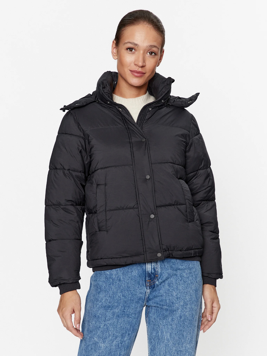 detail Pepe Jeans dámska čierna bunda 
