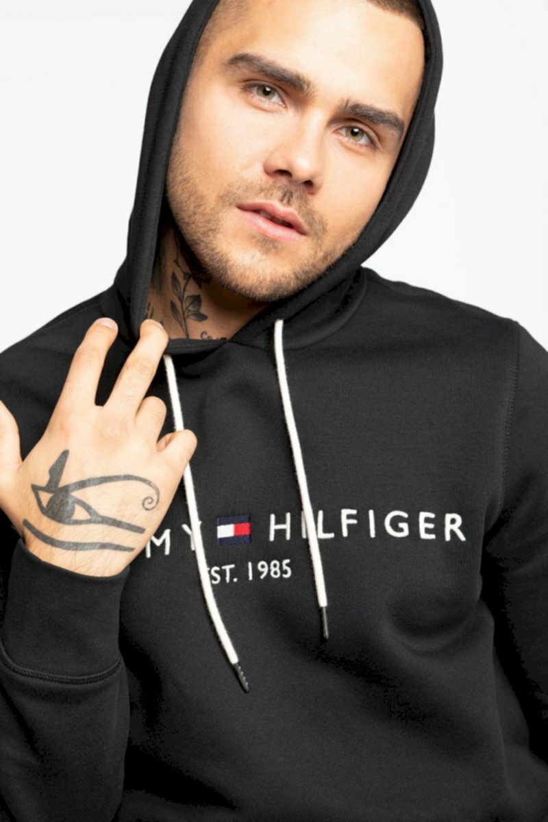 detail Tommy Hilfiger pánska čierna mikina