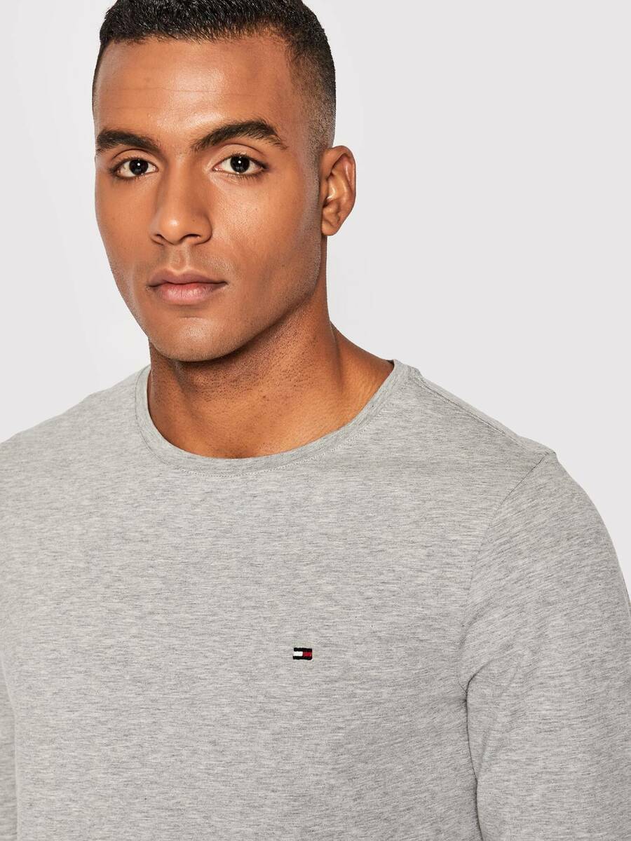 detail Tommy Hilfiger pánske šedé tričko s dlhým rukávom