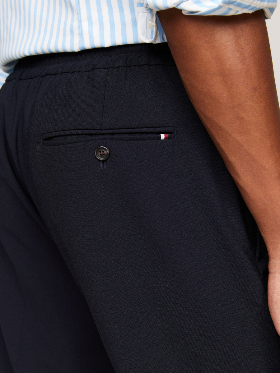 detail Tommy Hilfiger pánske tmavo modré nohavice