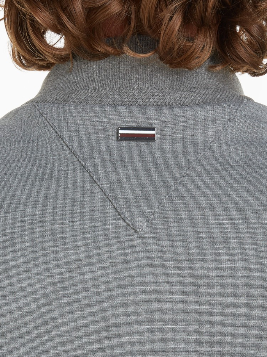 detail Tommy Hilfiger pánsky šedý bomber