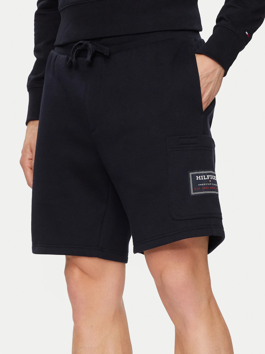 detail Tommy Hilfiger pánske tmavo modré šortky