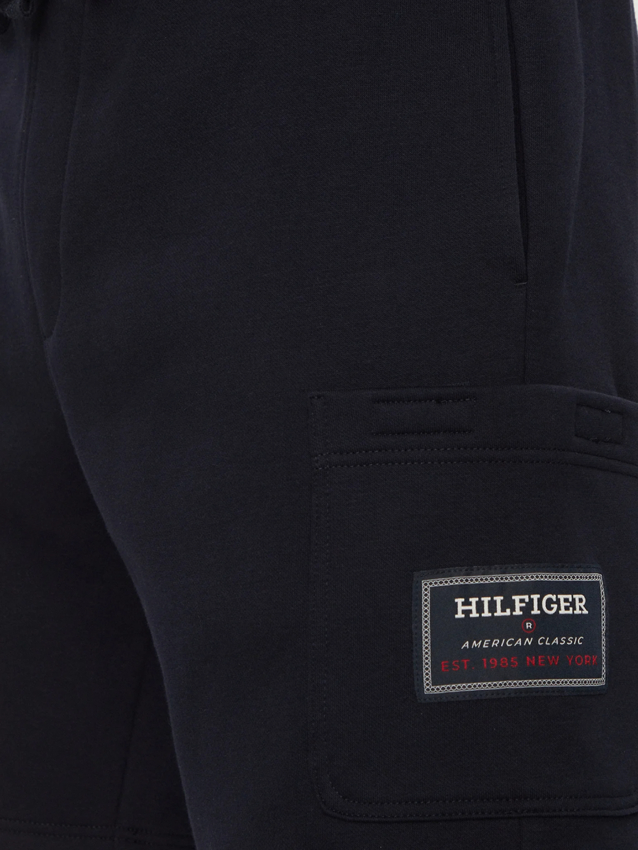 detail Tommy Hilfiger pánske tmavo modré šortky