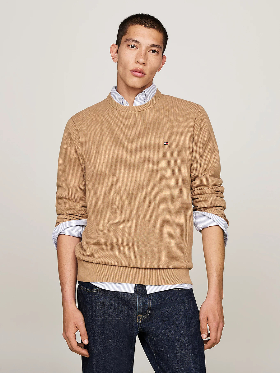 detail Tommy Hilfiger pánsky béžový sveter