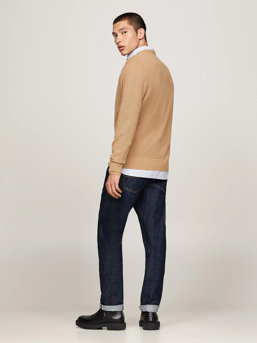 detail Tommy Hilfiger pánsky béžový sveter