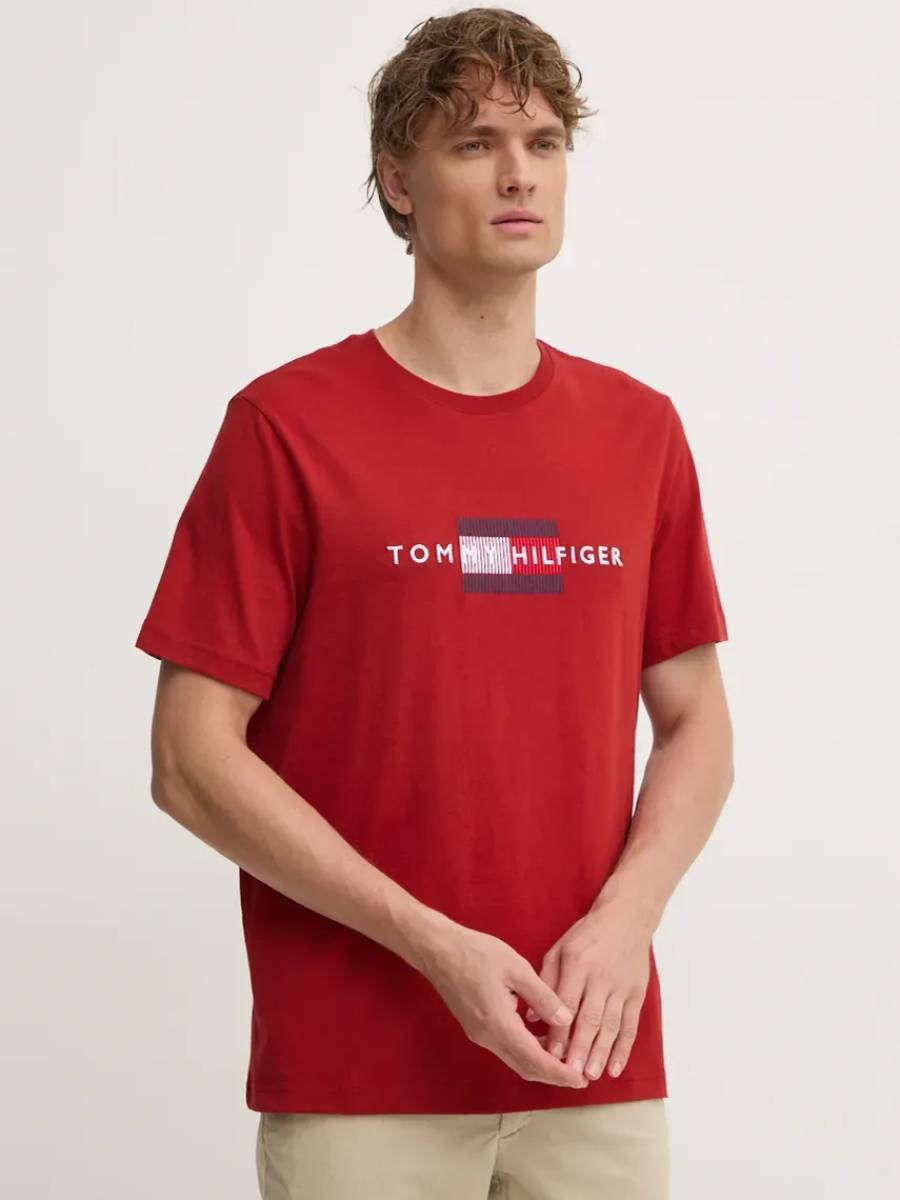 detail Tommy Hilfiger pánske tmavo červené tričko