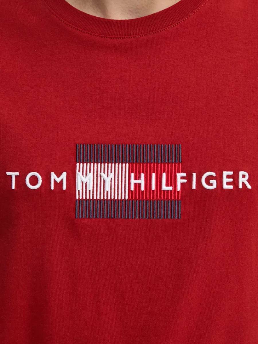 detail Tommy Hilfiger pánske tmavo červené tričko