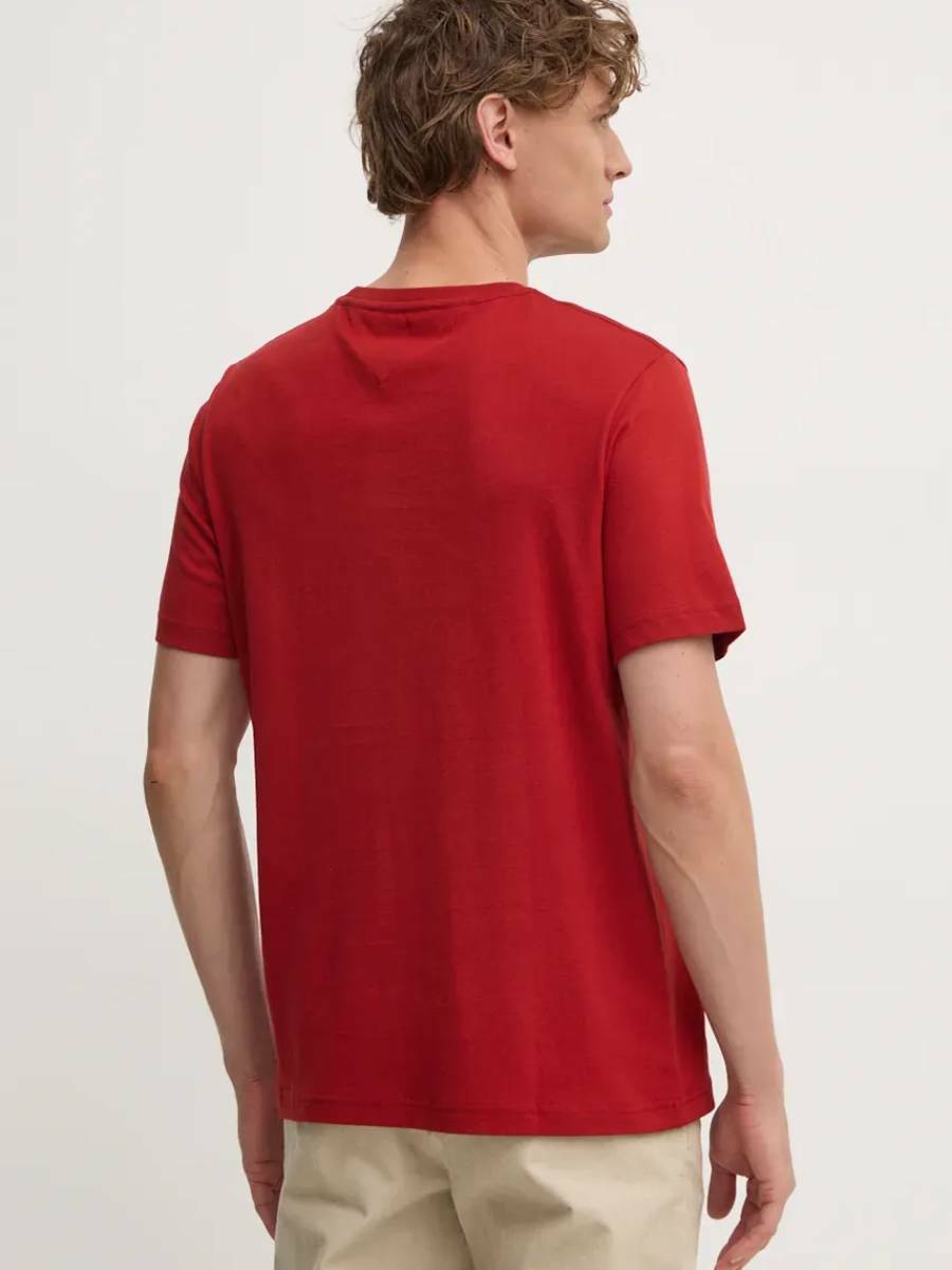 detail Tommy Hilfiger pánske tmavo červené tričko