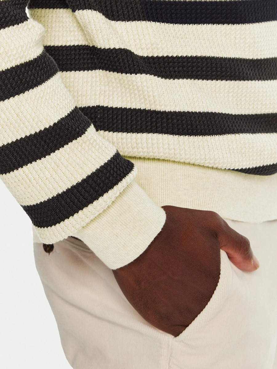 detail Tommy Hilfiger pánsky béžový sveter