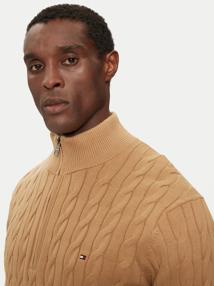 detail Tommy Hilfiger pánsky béžový sveter