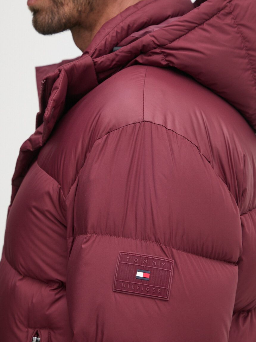 detail Tommy Hilfiger pánska vínová bunda