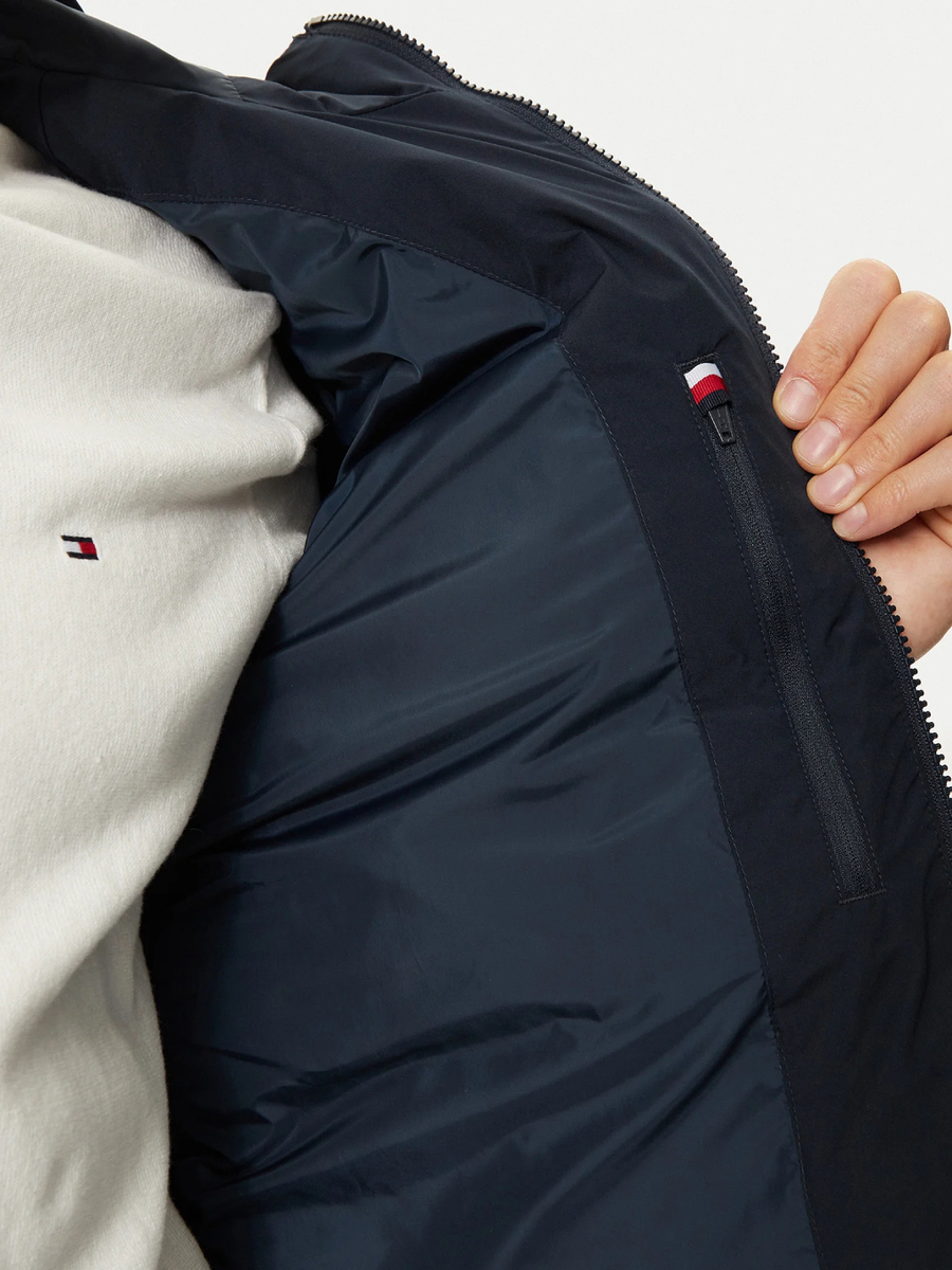 detail Tommy Hilfiger pánska tmavo modrá bunda