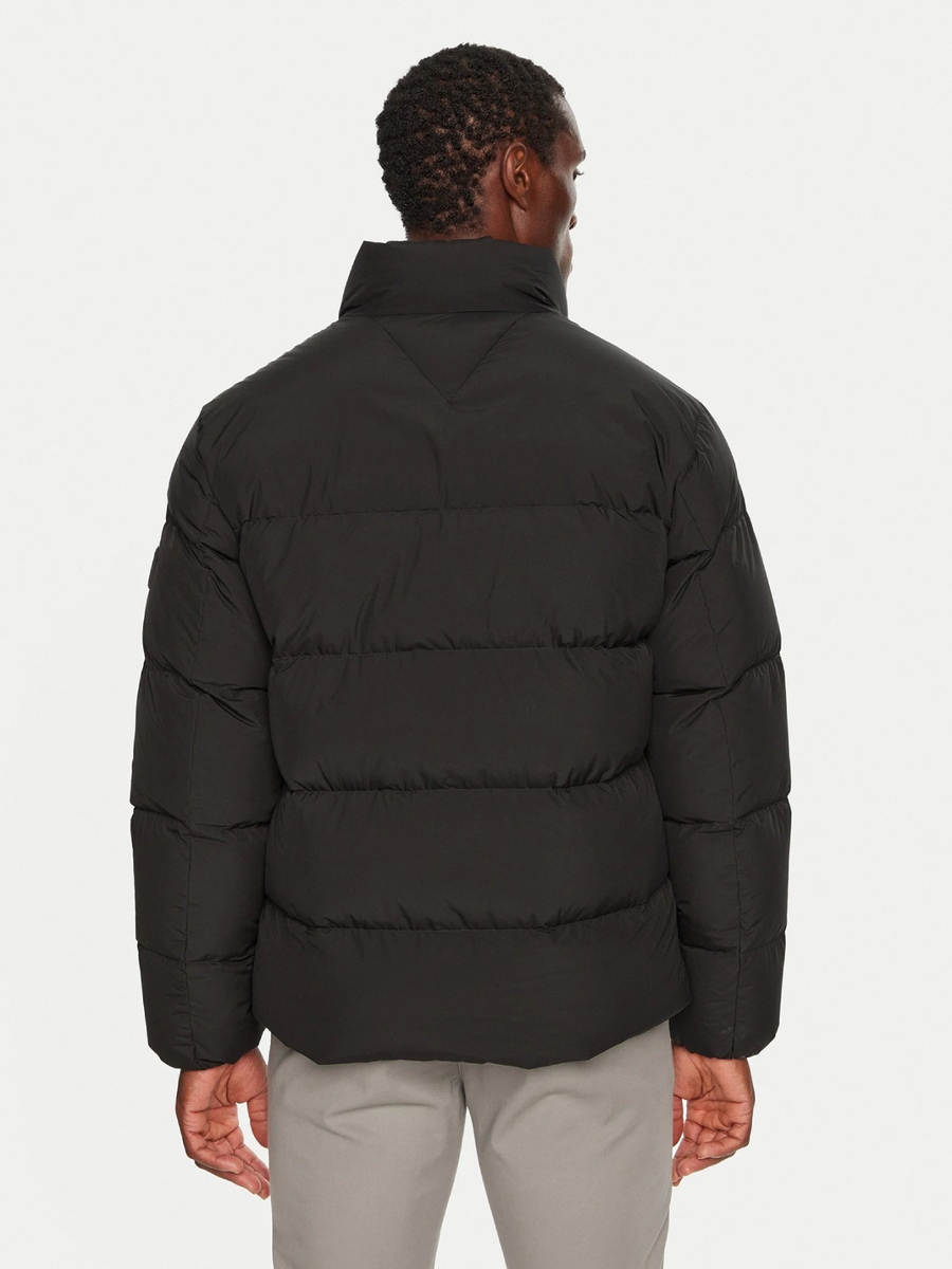 detail Tommy Hilfiger pánska čierna bunda