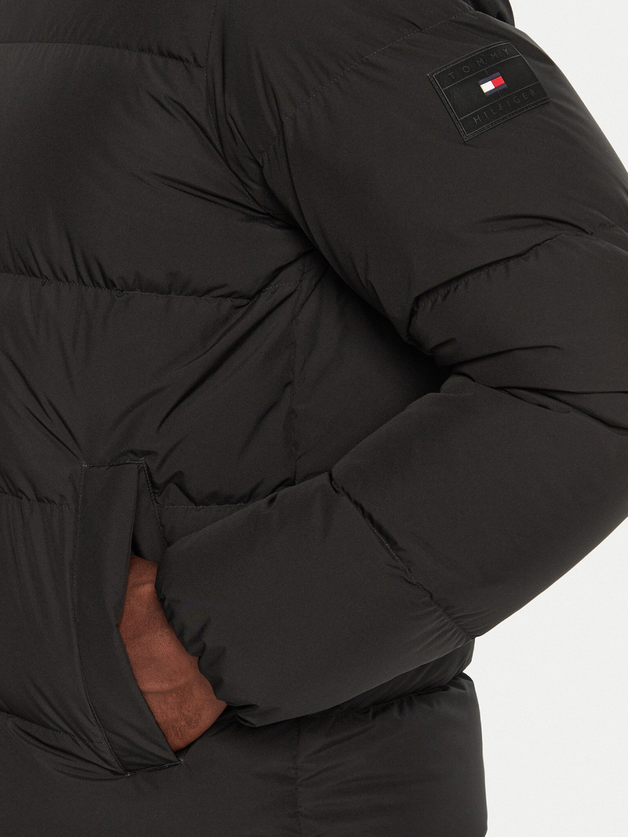 detail Tommy Hilfiger pánska čierna bunda